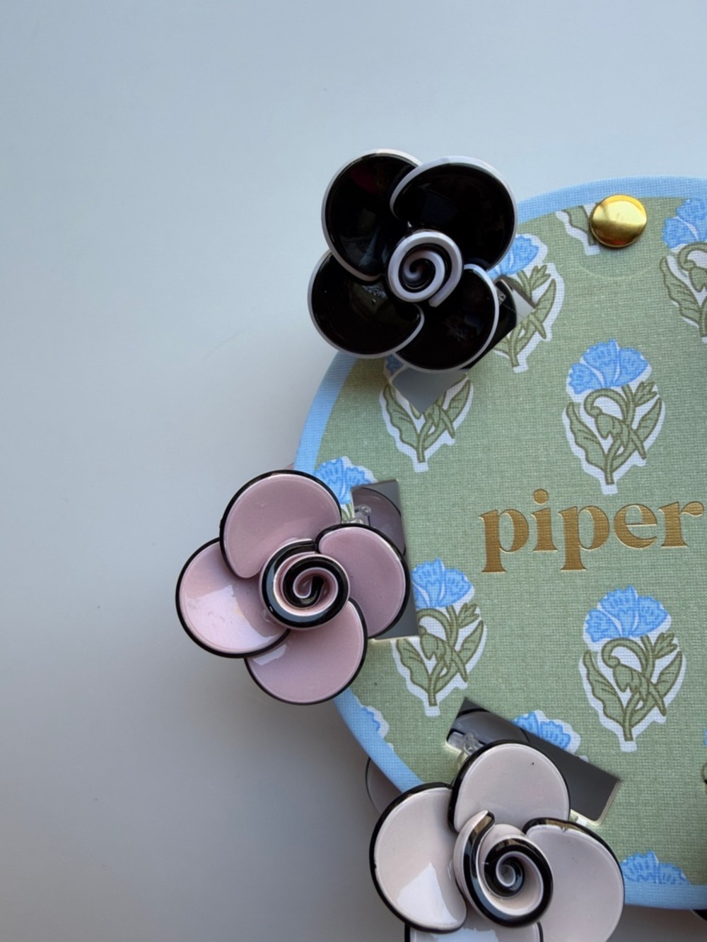 Piper.k rose-shaped hair clips. - Picture 3 of 10